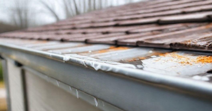 Como Escolher a Melhor Cola para Vedar Calhas e Prolongar sua Durabilidade